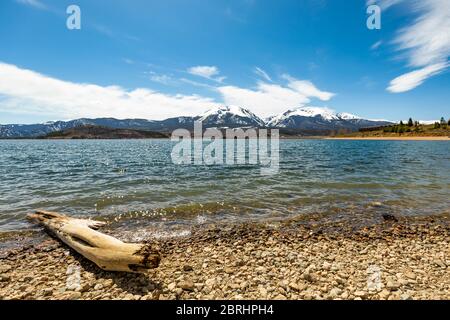 Réservoir du lac Dillon avec montagnes au Colorado le jour de l'été Banque D'Images