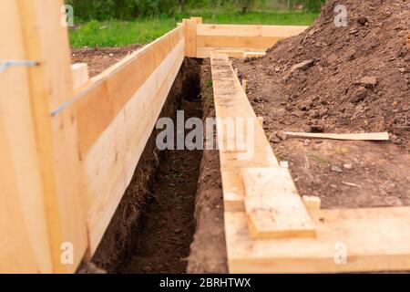 Coffrage en bois pour créer des fondations en bandes pour une nouvelle base de maison. Construction de maison depuis le concept de commencement Banque D'Images