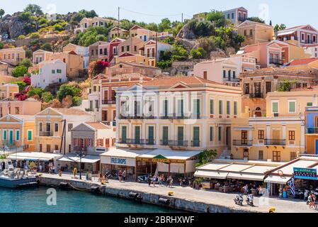 SYMI, GRÈCE - 15 mai 2018 : architecture colorée de l'île de Symi Banque D'Images