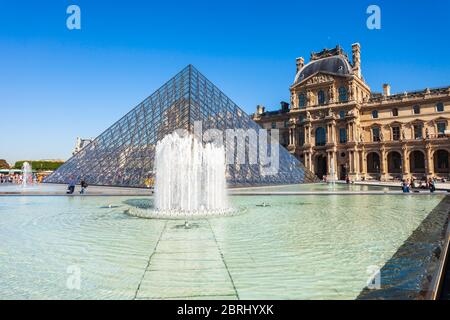 PARIS, FRANCE - 12 septembre 2018 : Musée du Louvre et sa pyramide au centre de Paris, France Banque D'Images