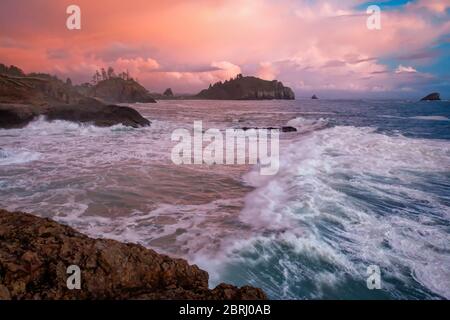 Coucher du soleil à une plage rocheuse, le nord de la Californie, USA Banque D'Images