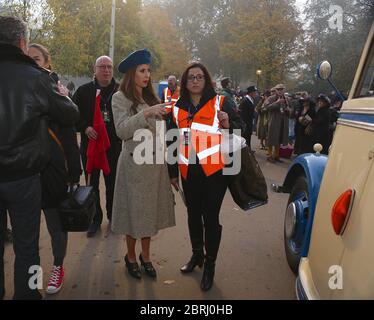 Alex Jones du One Show un nouveau présentateur d'équipement de premier plan Chris Evans a conduit leurs enfants dans le besoin des bus vintage de Londres à Brighton dans la course de voiture de vétéran. Les passagers sur les bus ont été les meilleurs soumissionnaires au cours des dernières années enfants dans le besoin et a été appelé 40 Go bonkers à Brighton . Banque D'Images