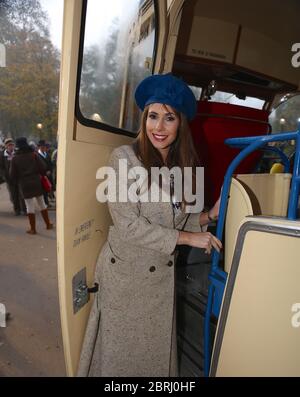 Alex Jones du One Show un nouveau présentateur d'équipement de premier plan Chris Evans a conduit leurs enfants dans le besoin des bus vintage de Londres à Brighton dans la course de voiture de vétéran. Les passagers sur les bus ont été les meilleurs soumissionnaires au cours des dernières années enfants dans le besoin et a été appelé 40 Go bonkers à Brighton . Banque D'Images