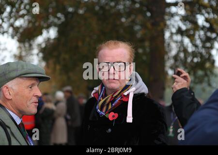 Alex Jones du One Show un nouveau présentateur d'équipement de premier plan Chris Evans a conduit leurs enfants dans le besoin des bus vintage de Londres à Brighton dans la course de voiture de vétéran. Les passagers sur les bus ont été les meilleurs soumissionnaires au cours des dernières années enfants dans le besoin et a été appelé 40 Go bonkers à Brighton . Banque D'Images