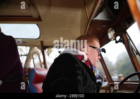 Alex Jones du One Show un nouveau présentateur d'équipement de premier plan Chris Evans a conduit leurs enfants dans le besoin des bus vintage de Londres à Brighton dans la course de voiture de vétéran. Les passagers sur les bus ont été les meilleurs soumissionnaires au cours des dernières années enfants dans le besoin et a été appelé 40 Go bonkers à Brighton . Banque D'Images