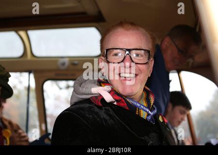 Alex Jones du One Show un nouveau présentateur d'équipement de premier plan Chris Evans a conduit leurs enfants dans le besoin des bus vintage de Londres à Brighton dans la course de voiture de vétéran. Les passagers sur les bus ont été les meilleurs soumissionnaires au cours des dernières années enfants dans le besoin et a été appelé 40 Go bonkers à Brighton . Banque D'Images