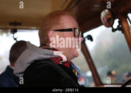 Alex Jones du One Show un nouveau présentateur d'équipement de premier plan Chris Evans a conduit leurs enfants dans le besoin des bus vintage de Londres à Brighton dans la course de voiture de vétéran. Les passagers sur les bus ont été les meilleurs soumissionnaires au cours des dernières années enfants dans le besoin et a été appelé 40 Go bonkers à Brighton . Banque D'Images