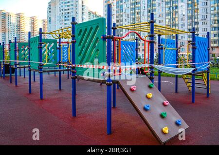 L'aire de jeux pour enfants est fermée. Ruban adhésif. Prévention du coronavirus COVID-19. Copier l'espace. Krasnogorsk, région de Moscou, Russie Banque D'Images