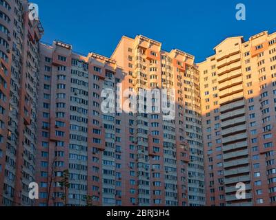 Façade résidentielle d'un bâtiment de grande hauteur avec de nombreuses fenêtres et balcons dans le ciel bleu. Copier l'espace pour le texte Banque D'Images