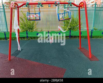 L'aire de jeux pour enfants est fermée. Prévention du coronavirus COVID-19. Ruban adhésif. Photo mobile. Copier l'espace. Krasnogorsk, région de Moscou, Russie Banque D'Images