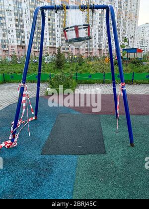 Ruban adhésif. L'aire de jeux pour enfants est fermée. La lutte contre la COVID-19. Verticale. Copier l'espace. Photo mobile. Krasnogorsk, région de Moscou, Russie Banque D'Images