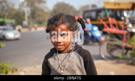 Delhi, Inde - 28 novembre 2018 : portraits d'un enfant pauvre d'une fille travaillant et mendiant dans les rues de Delhi. Banque D'Images