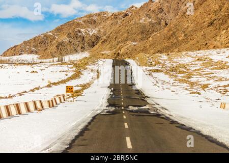 Route vers le ciel au Ladakh situé à Jammu & Cachemire, Inde. Voyager sur les routes du Ladakh est beaucoup trop amusant et aventureux. Montagnes enneigées au Ladakh. Banque D'Images