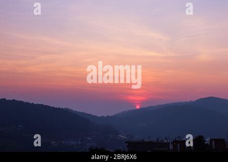 Coucher de soleil sur des collines dans un village thaïlandais près des montagnes à Chiang Mai Banque D'Images