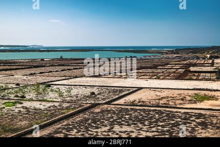 Le sel de Janubio s'attarder sur Lanzarote, aux îles Canaries, en Espagne, pendant un après-midi ensoleillé d'hiver. Site touristique populaire sur Lanzarote. Banque D'Images