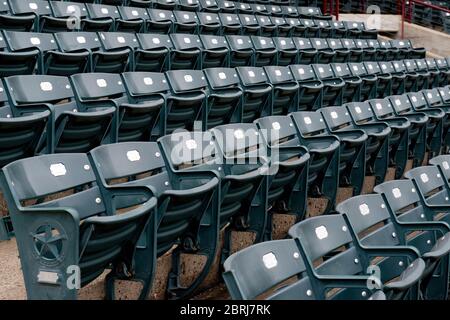 Sièges de stade de sport vides en raison du virus COVID 19. Banque D'Images