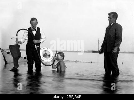 Enfant traité pour tuberculose à l'hôpital Lord Mayor Treloar de Sandy point Hayling Island Hampshire 1925. Traitement médication santé malnutrition pauvre Grande-Bretagne soins britanniques nursing1930s thérapie aquatique Hydrothérapie Banque D'Images