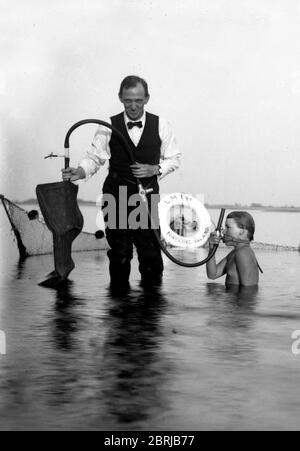 Enfant traité pour tuberculose à l'hôpital Lord Mayor Treloar de Sandy point Hayling Island Hampshire 1925. Traitement médication santé malnutrition Poor Britain British Care nursing1930s thérapie aquatique Banque D'Images