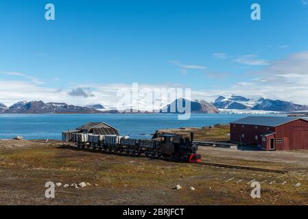 Ancien train minier de charbon à NY-Alesund, Spitzbergen, Svalbard Banque D'Images