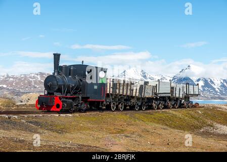 Ancien train minier de charbon à NY-Alesund, Spitzbergen, Svalbard Banque D'Images