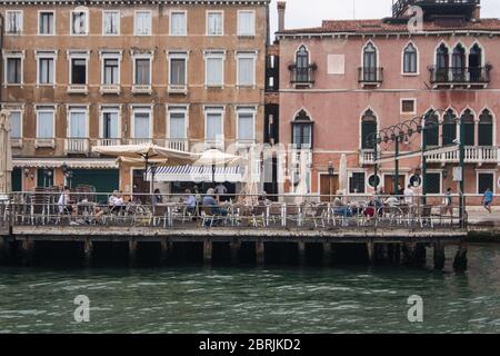 VENISE, ITALIE - MAI : les citoyens bénéficient d'un bar ouvert avec les sièges le long du canal Giudecca le 18 mai 2020 à Venise, Italie. Restaurants, bars, cafés, ha Banque D'Images