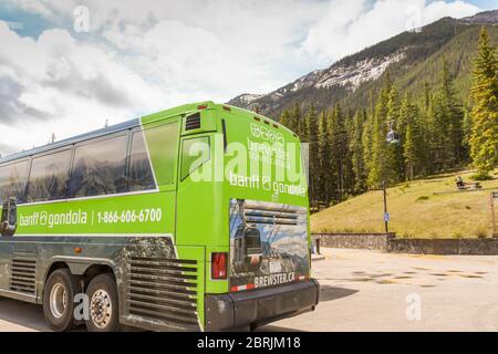 BANFF, ALBERTA, CANADA - 2018 JUIN : navette pour la télécabine de Banff garée à la station de base. En arrière-plan se trouve le système de téléphérique. Banque D'Images