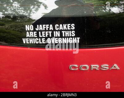 Drôle de signe ou avis dans la fenêtre arrière d'une voiture, pas de  gâteaux Jaffa sont laissés dans ce véhicule pendant la nuit Photo Stock -  Alamy