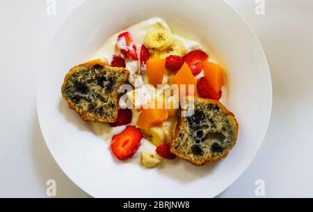 Petit-déjeuner composé de fruits, de yaourts et d'un muffin aux myrtilles Banque D'Images