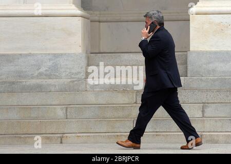 Le sénateur américain Cory Gardner (républicain du Colorado) parle au téléphone alors qu'il quitte le Capitole des États-Unis à Washington, DC, États-Unis, le jeudi 21 mai 2020. Crédit : Stefani Reynolds/CNP/MediaPunch Banque D'Images