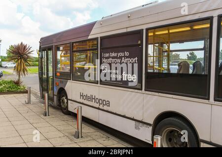 LONDRES, ANGLETERRE - JUIN 2018 : le bus HotelHoppa s'est arrêté devant un hôtel de l'aéroport près de Heathrow pour prendre les passagers. Banque D'Images