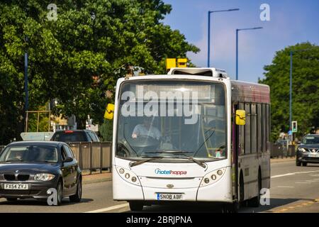 LONDRES, ANGLETERRE - JUIN 2018 : navette HotelHoppa longeant Bath Road près de l'aéroport d'Heathrow. Banque D'Images