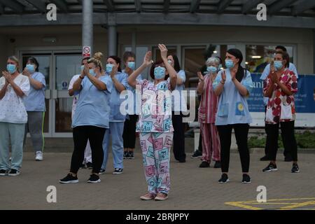 Le personnel à l'extérieur du foyer de soins de court Abbeydale à Hamilton applaudissant pour saluer les héros locaux lors de l'initiative de Clap for capers de jeudi dans tout le pays, qui vise à reconnaître et à soutenir les travailleurs du NHS et les soignants qui luttent contre la pandémie du coronavirus. Banque D'Images