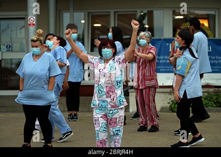 Le personnel à l'extérieur du foyer de soins de court Abbeydale à Hamilton applaudissant pour saluer les héros locaux lors de l'initiative de Clap for capers de jeudi dans tout le pays, qui vise à reconnaître et à soutenir les travailleurs du NHS et les soignants qui luttent contre la pandémie du coronavirus. Banque D'Images