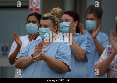 Le personnel à l'extérieur du foyer de soins de court Abbeydale à Hamilton applaudissant pour saluer les héros locaux lors de l'initiative de Clap for capers de jeudi dans tout le pays, qui vise à reconnaître et à soutenir les travailleurs du NHS et les soignants qui luttent contre la pandémie du coronavirus. Banque D'Images