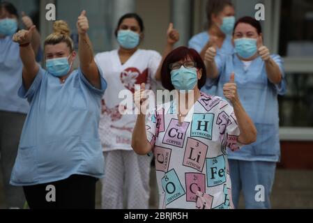 Le personnel à l'extérieur du foyer de soins de court Abbeydale à Hamilton applaudissant pour saluer les héros locaux lors de l'initiative de Clap for capers de jeudi dans tout le pays, qui vise à reconnaître et à soutenir les travailleurs du NHS et les soignants qui luttent contre la pandémie du coronavirus. Banque D'Images