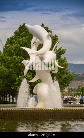 KELOWNA (COLOMBIE-BRITANNIQUE) Canada - JUIN 2018 : statue des dauphins dans le parc Waterfront, Kelowna (Colombie-Britannique). Banque D'Images