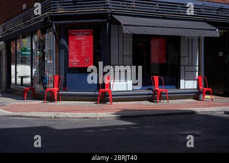 Un restaurant avec des chaises est prévu pour la prise de distance sociale à Dublin, en Irlande pendant la pandémie du coronavirus. Banque D'Images