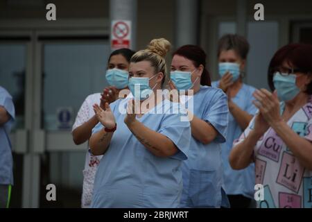 Le personnel à l'extérieur du foyer de soins de court Abbeydale à Hamilton applaudissant pour saluer les héros locaux lors de l'initiative de Clap for capers de jeudi dans tout le pays, qui vise à reconnaître et à soutenir les travailleurs du NHS et les soignants qui luttent contre la pandémie du coronavirus. Banque D'Images