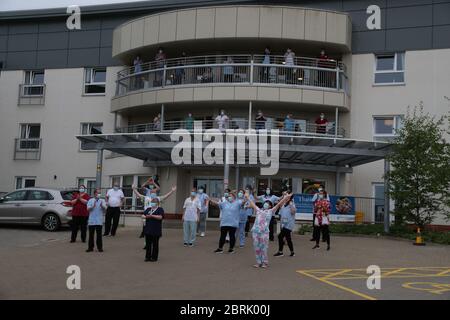 Le personnel à l'extérieur du foyer de soins de court Abbeydale à Hamilton applaudissant pour saluer les héros locaux lors de l'initiative de Clap for capers de jeudi dans tout le pays, qui vise à reconnaître et à soutenir les travailleurs du NHS et les soignants qui luttent contre la pandémie du coronavirus. Banque D'Images