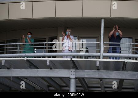 Le personnel à l'extérieur du foyer de soins de court Abbeydale à Hamilton applaudissant pour saluer les héros locaux lors de l'initiative de Clap for capers de jeudi dans tout le pays, qui vise à reconnaître et à soutenir les travailleurs du NHS et les soignants qui luttent contre la pandémie du coronavirus. Banque D'Images