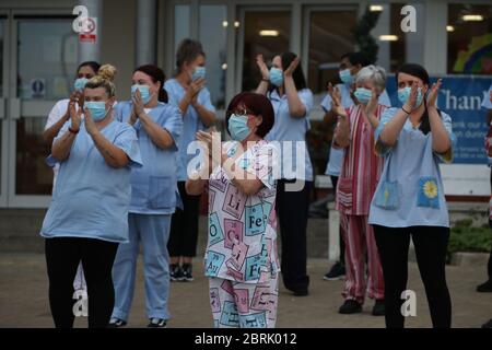 Le personnel à l'extérieur du foyer de soins de court Abbeydale à Hamilton applaudissant pour saluer les héros locaux lors de l'initiative de Clap for capers de jeudi dans tout le pays, qui vise à reconnaître et à soutenir les travailleurs du NHS et les soignants qui luttent contre la pandémie du coronavirus. Banque D'Images