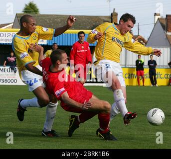 CANVEY ISLAND, Royaume-Uni AOÛT 30: John Kennedy de Canvey va dur sur Liam Hatch de Barnett pendant la division nord de la Ligue isthmienne entre Canvey Island a Banque D'Images