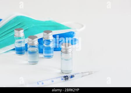 Flacons en verre médical et seringue pour la vaccination. Ampoules pour injection. Banque D'Images