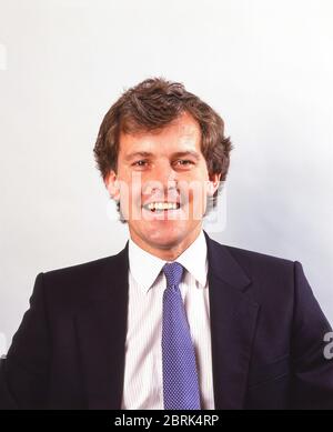 Homme d'affaires en fonction, Fitzrovia, City of Westminster, Greater London, Angleterre, Royaume-Uni Banque D'Images
