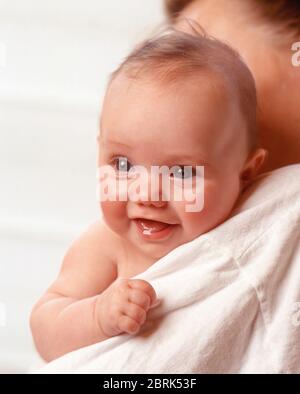 Mère et bébé dans un cadre studio, Winkfield, Berkshire, Angleterre, Royaume-Uni Banque D'Images