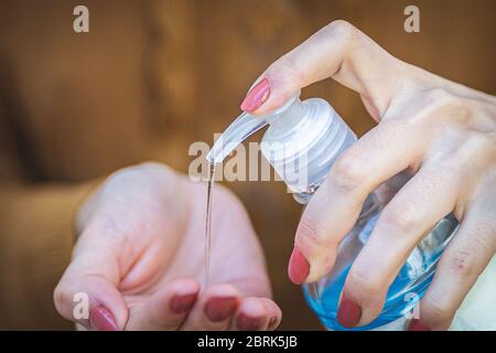 Fermez les mains des femmes à l'aide du distributeur de gel désinfectant pour les mains lors de l'épidémie de coronavirus. Se laver les mains avec de l'assainisseur pour les mains Banque D'Images