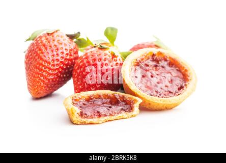 Biscuits sucrés avec confiture de fraises et fraises isolées sur fond blanc. Banque D'Images