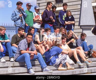 Groupe d'étudiants internationaux assis sur les marches, Palais de Chaillot, Paris, France Banque D'Images