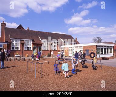 Aire de jeux, école primaire Holy Trinity, Church Road, Sunningdale, Berkshire, Angleterre, Royaume-Uni Banque D'Images