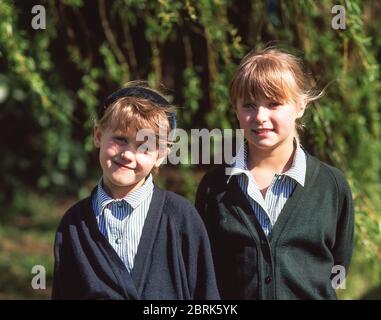 Filles dans le terrain de jeu scolaire à l'école primaire de Holy Trinity, Church Road, Sunningdale, Berkshire, Angleterre, Royaume-Uni Banque D'Images